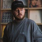 KEN TEE - Без повода